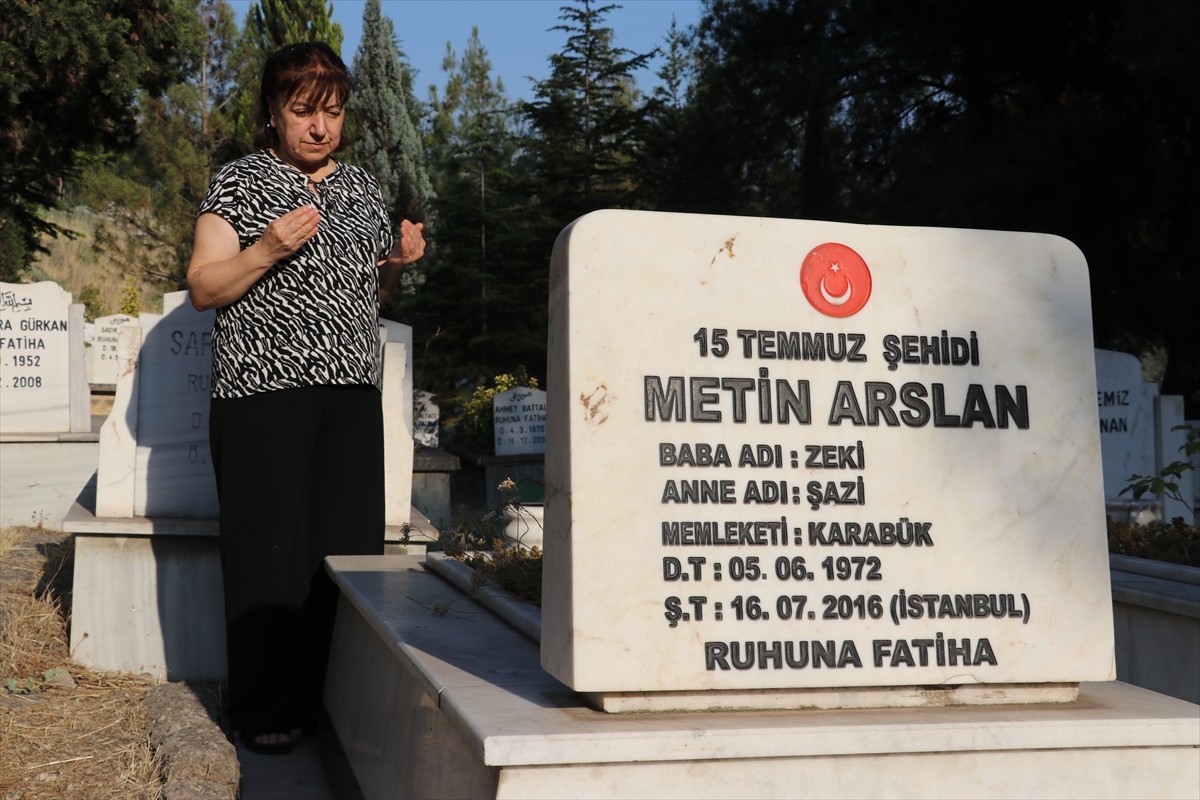Fetullahçı Terör Örgütü'nün (FETÖ) 15 Temmuz 2016'daki darbe girişimi sırasında İstanbul...