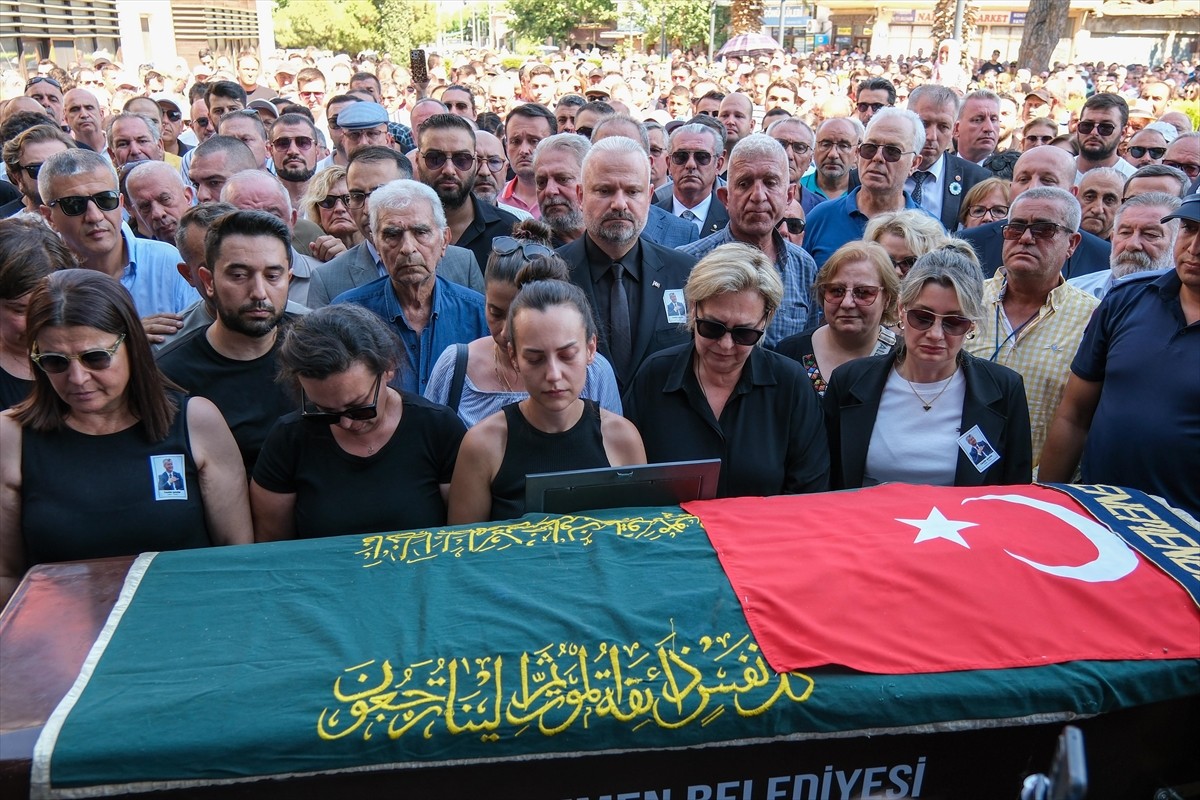 Foça ilçesinde dün geçirdiği kalp krizi sonucu hayatını kaybeden eski Menemen Belediye Başkanı...