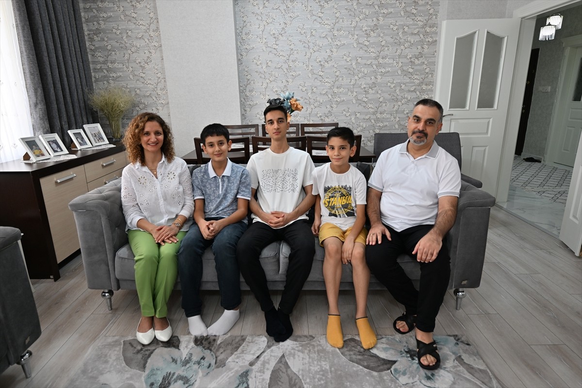 Gaziantep'in Nizip ilçesinde, çocuklarından birisinin Liselere Geçiş Sistemi (LGS) sınavında...