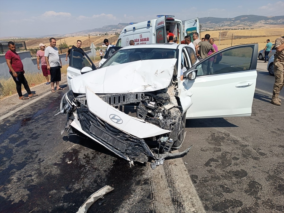 Gaziantep'in Nurdağı ilçesinde otomobil ile hafif ticari aracın çarpışması sonucu 7 kişi...