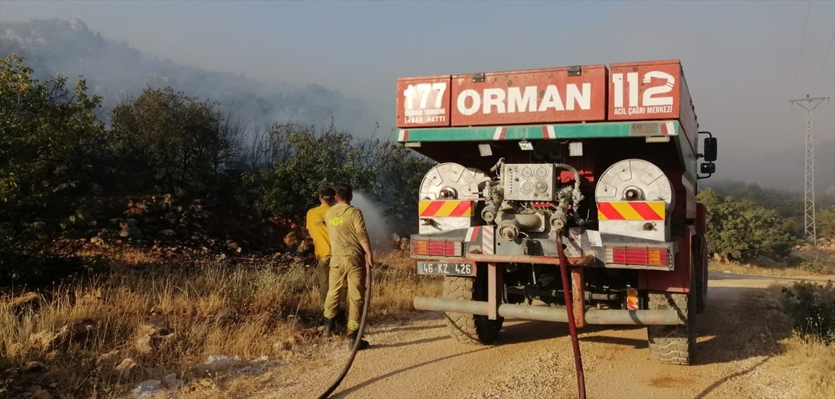 Gaziantep'in Şehitkamil ilçesinde çıkan orman yangınına havadan ve karadan müdahale ediliyor.
