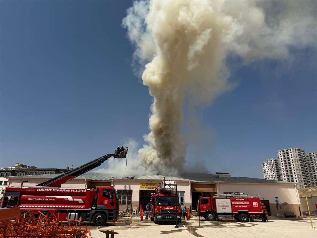Gaziantep'in Şehitkamil ilçesinde lisenin atölyesinde çıkan yangına itfaiye ekipleri müdahale...