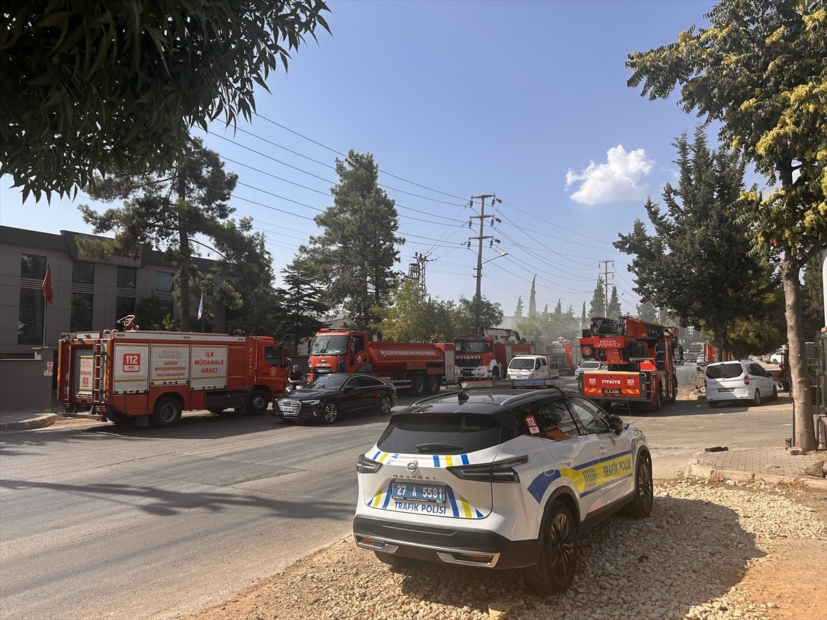 Gaziantep'in Şehitkamil ilçesinde, tekstil fabrikasının depo bölümünde çıkan yangın itfaiye...