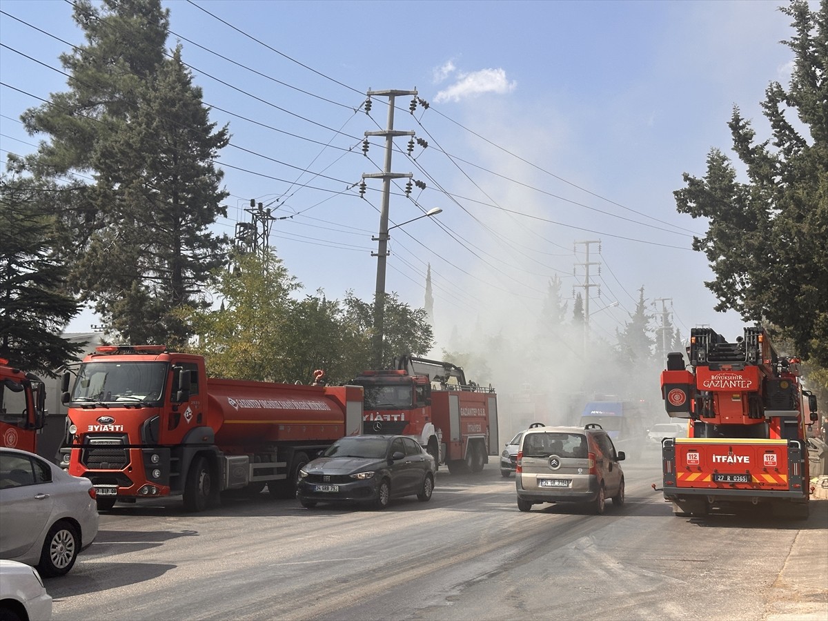 Gaziantep'in Şehitkamil ilçesinde, tekstil fabrikasının depo bölümünde çıkan yangın itfaiye...