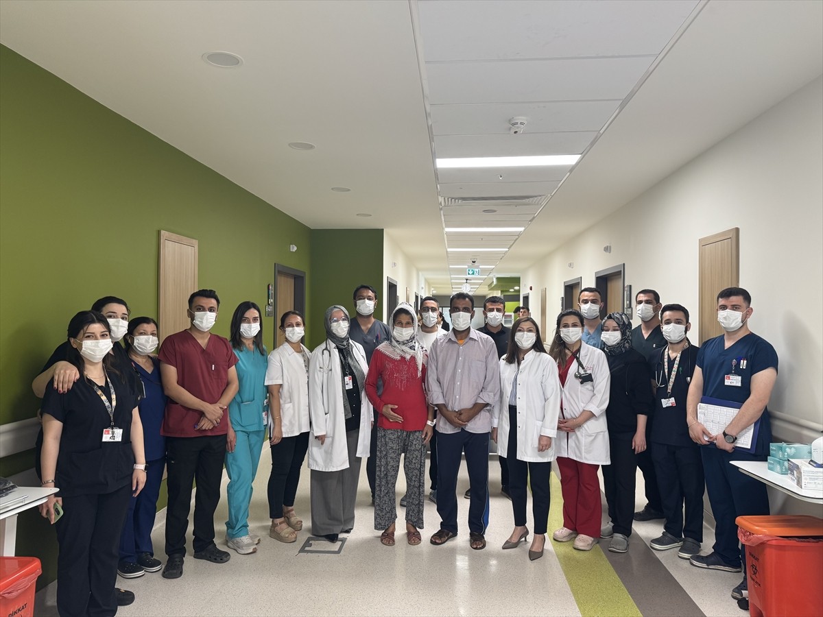 Gaziantep'te böbrek yetmezliği rahatsızlığı bulunan Hamide Yıldız'a (sağ 7), eşi Yaşar Yılmaz'ın...