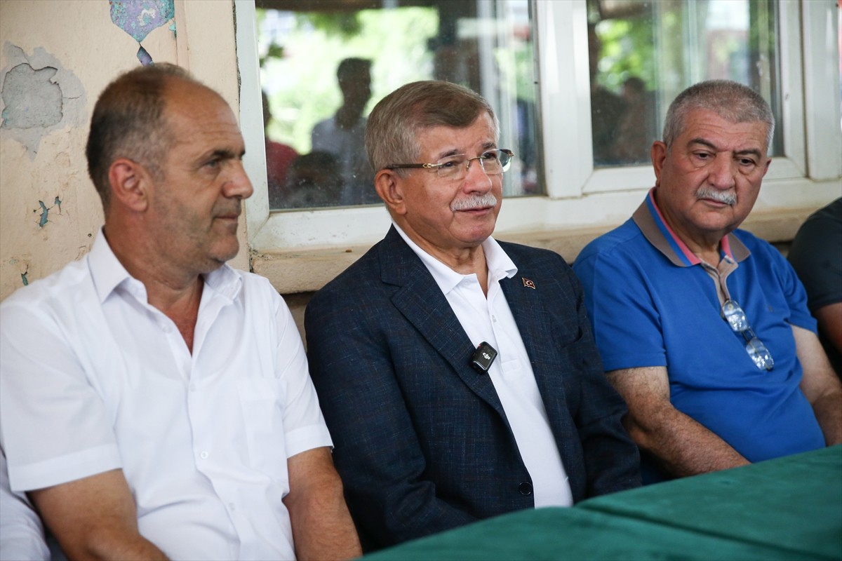 Gelecek Partisi Genel Başkanı Ahmet Davutoğlu, yangından etkilenen Bursa'nın Gürsu ilçesine bağlı...