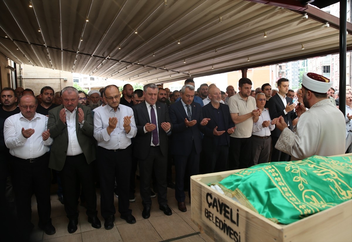 Gençlik ve Spor Bakanı Osman Aşkın Bak (sağ 2), eski AK Parti Rize Milletvekili Hikmet Ayar'ın...