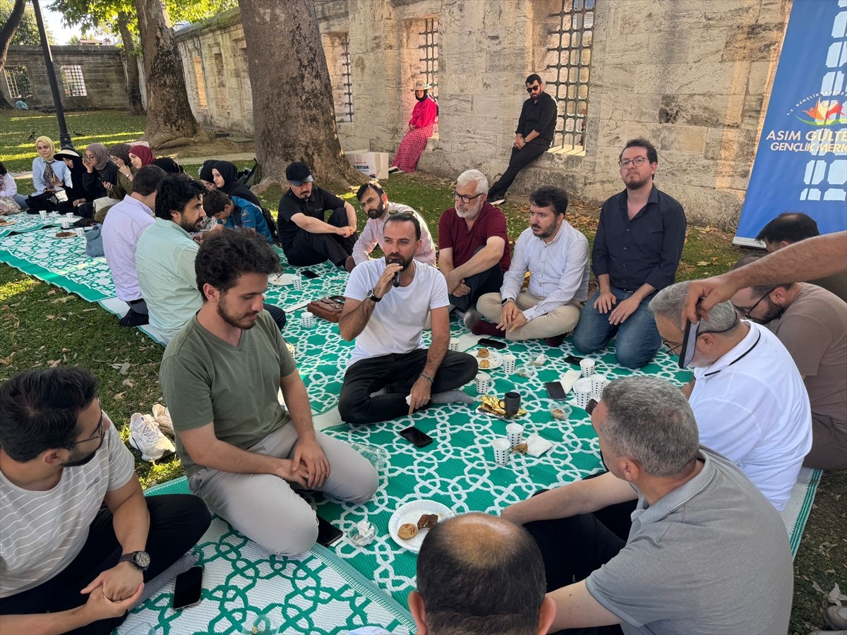 Gençlik ve Spor Bakanlığına bağlı Asım Gültekin Gençlik Merkezi tarafından 7. Geleneksel Dut...