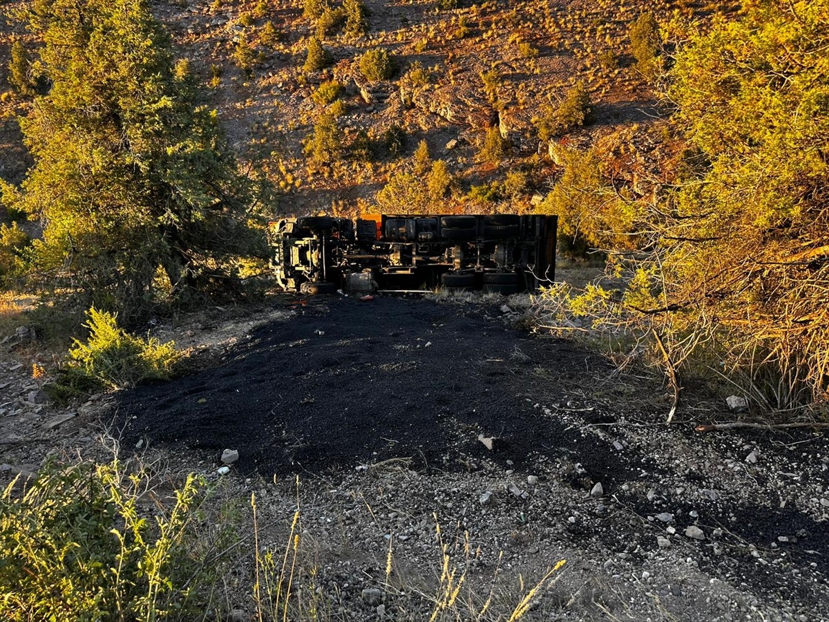 Giresun'un Alucra ilçesinde asfalt yüklü kamyonun şarampole devrilmesi sonucu yaralanan sürücü...
