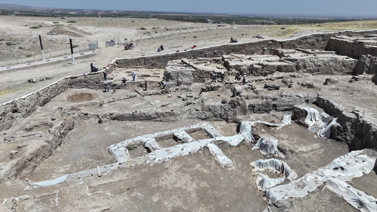 Güneydoğu Anadolu Bölgesi'nin en büyük höyükleri arasında yer alan Kilis'teki Oylum Höyük'te 2025...
