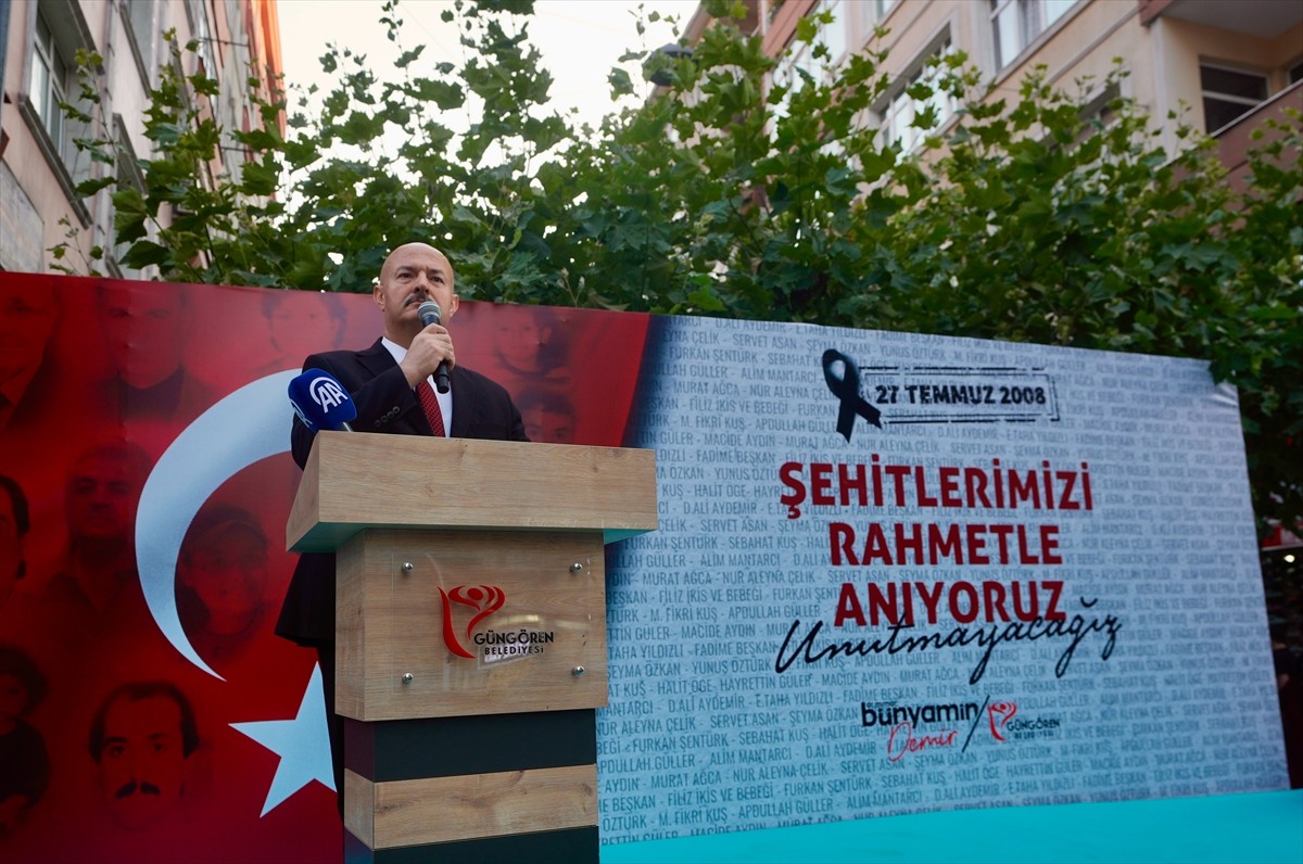 Güngören'de 17 yıl önceki terör saldırısında hayatını kaybeden 17 kişi törenle anıldı.Bombalı...