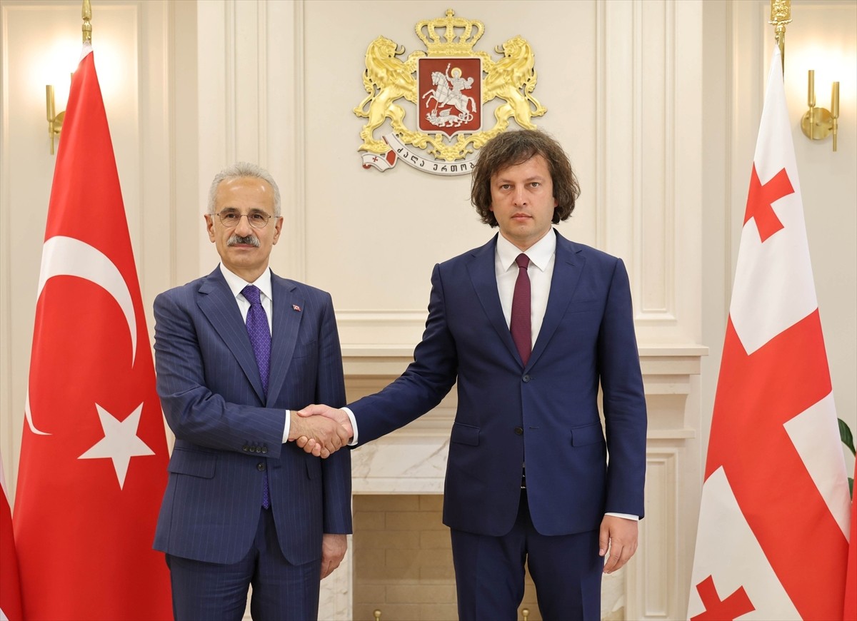 Gürcistan Başbakanı İrakli Kobakhidze, Tiflis'te temaslarda bulunan Ulaştırma ve Altyapı Bakanı...
