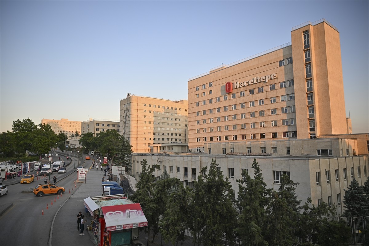 Hacettepe Üniversitesi Tıp Fakültesi Hastanesinin Çocuk Acil Servisi binasında çıkan yangın...