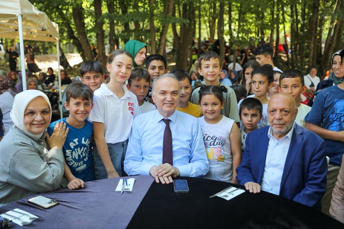 HAK-İŞ Genel Başkanı Mahmut Arslan (sağda), Düzce'de belediyenin kadın personel ve çocuklarına...