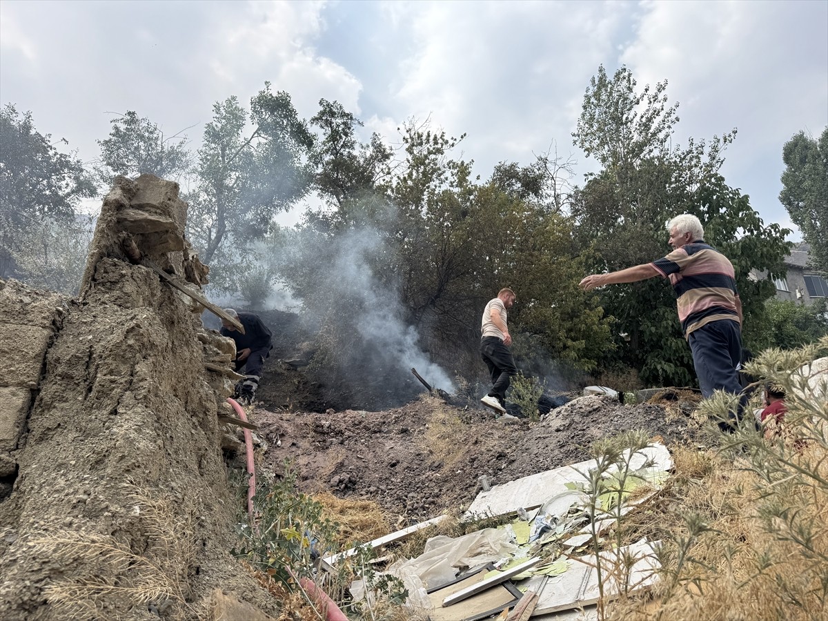  Hakkari'de ağaçlık alanda çıkan yangın, evlere sıçramadan kontrol altına alındı.