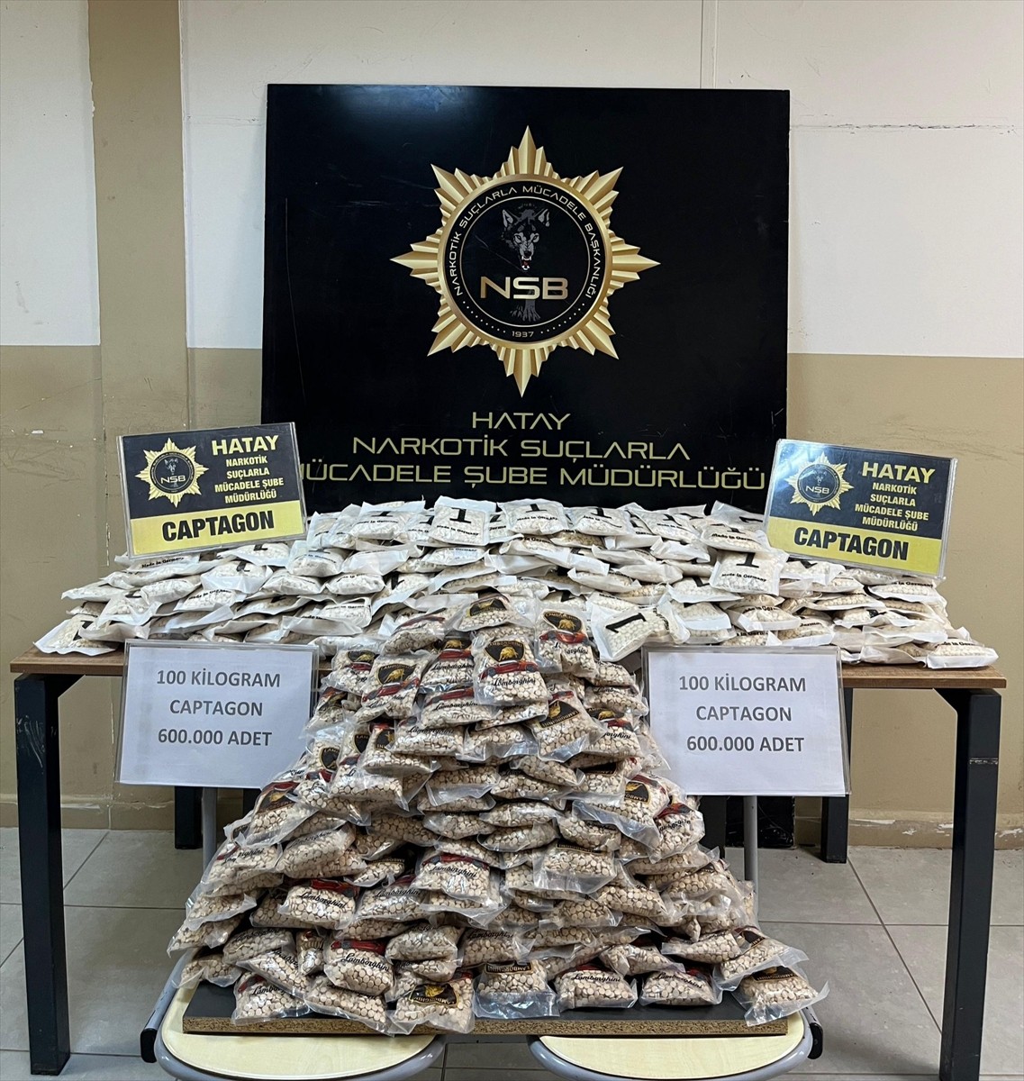 Hatay'ın Altınözü ilçesinde arazide çuvallar içerisinde 600 bin uyuşturucu hap ele...