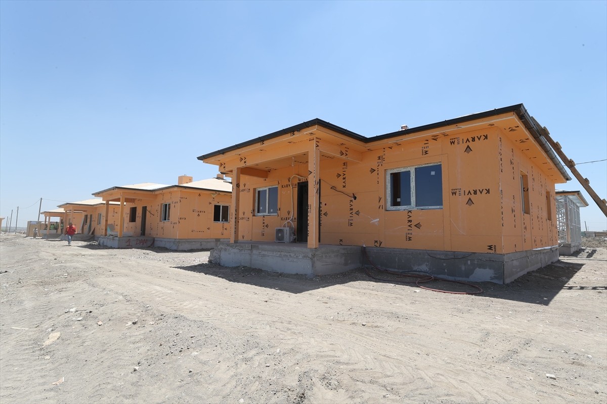 Hatay'ın Antakya ilçesinde 6 Şubat 2023'teki depremlerin ardından yapımına başlanan 607 kırsal...