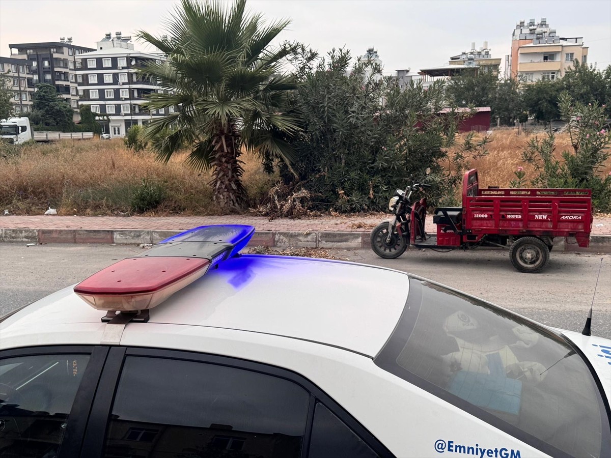 Hatay'ın Dörtyol ilçesinde, motosikletiyle seyir halindeyken tartıştığı 22 yaşındaki oğlunu...