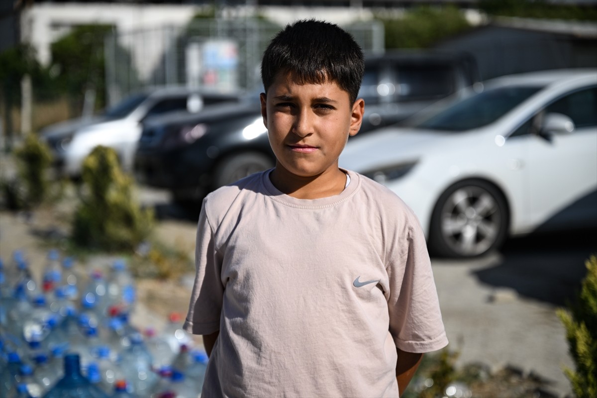 Hatay'ın merkez Antakya ilçesinde dünden bu yana süren orman yangınına müdahale eden ekiplerin su...
