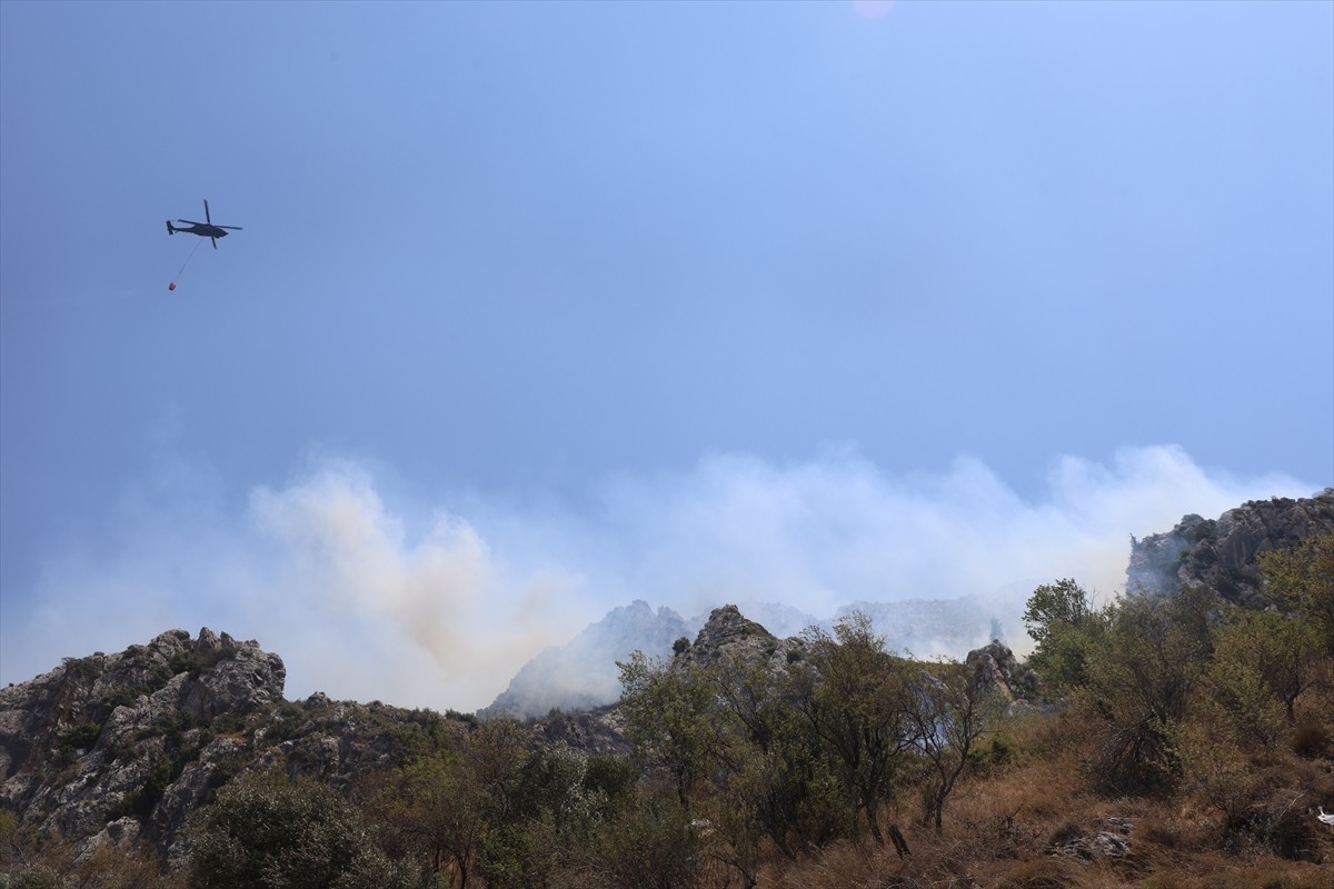 Hatay'ın merkez Antakya ilçesinde makilik ve ormanlık alanda çıkan yangın, ekiplerin havadan ve...