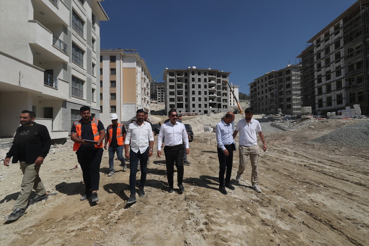 Hatay'ın merkez Antakya ilçesindeki iki mahallede, 6 Şubat 2023'teki depremlerin ardından yapımına...