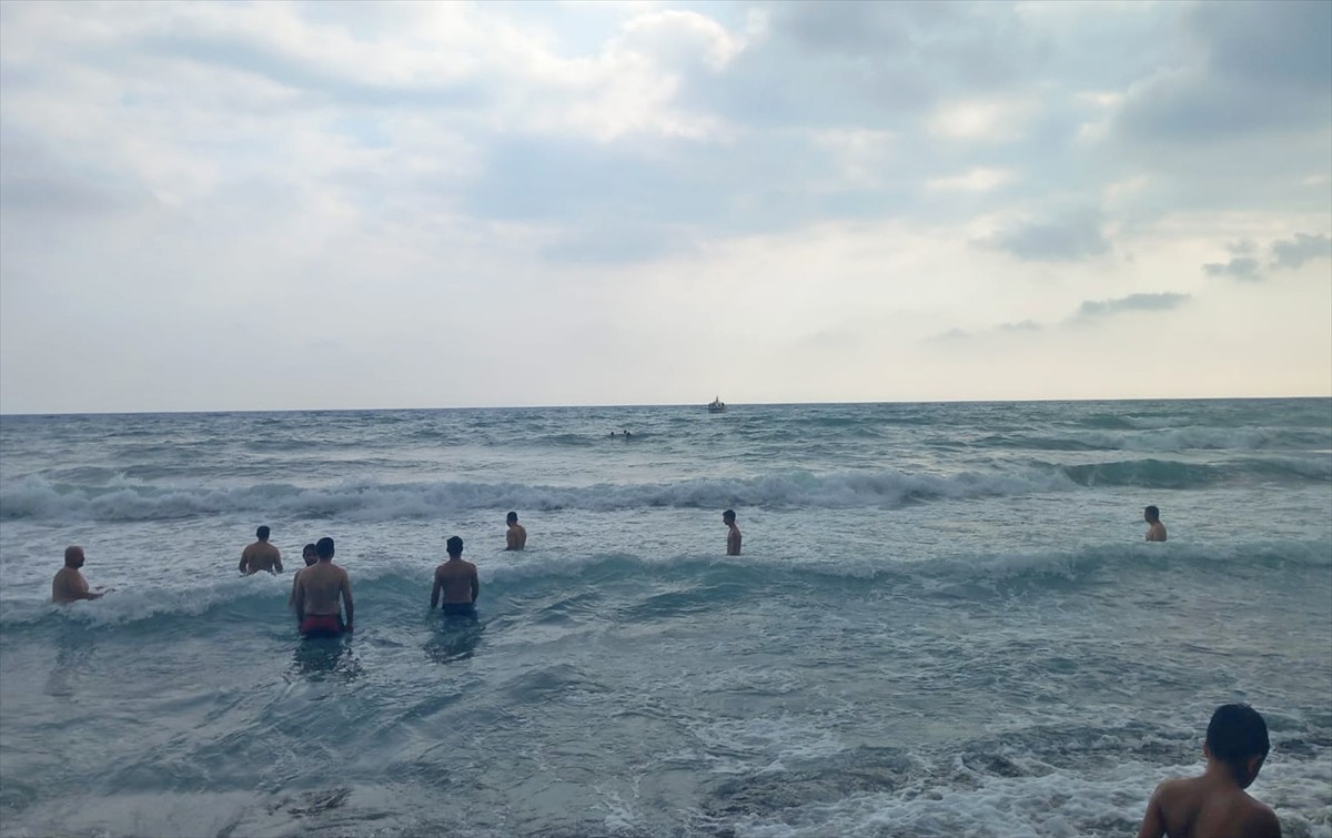 Hatay'ın Samandağ ilçesinde denizde boğulma tehlikesi geçiren kişi, ekiplerce kurtarıldı.