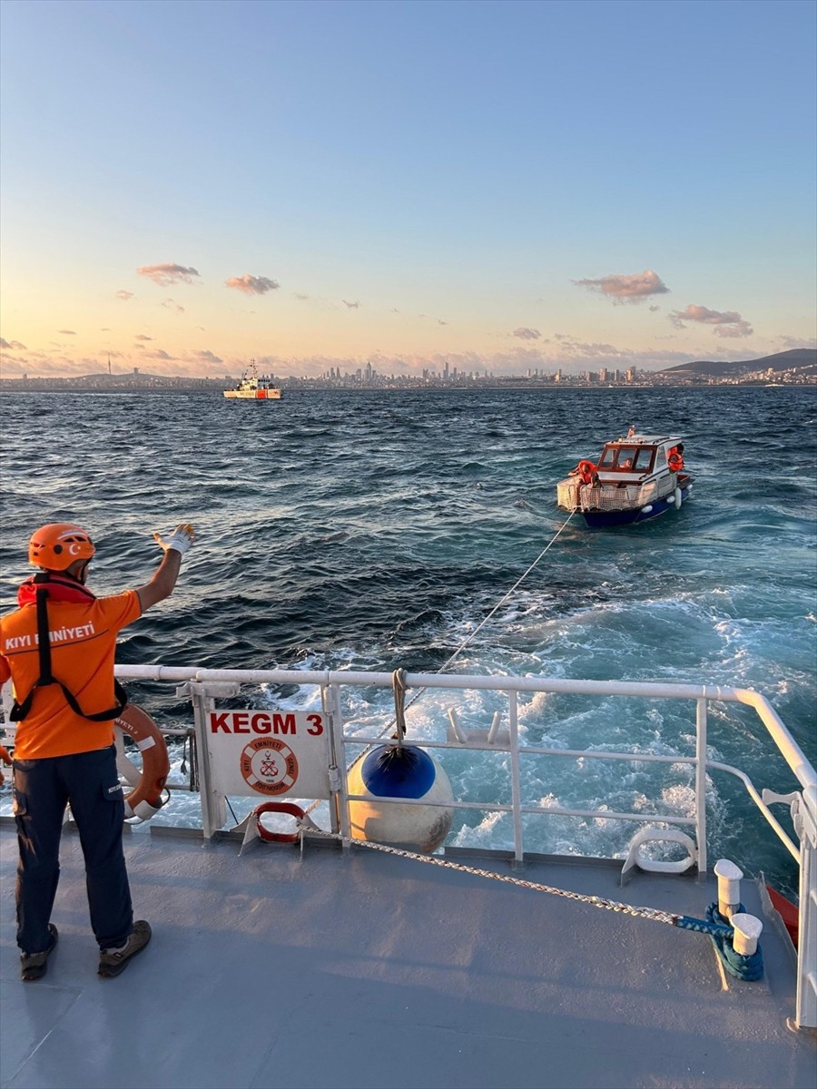 Heybeliada açıklarında makine arızası nedeniyle sürüklenen tekne, Kıyı Emniyeti ekiplerince...