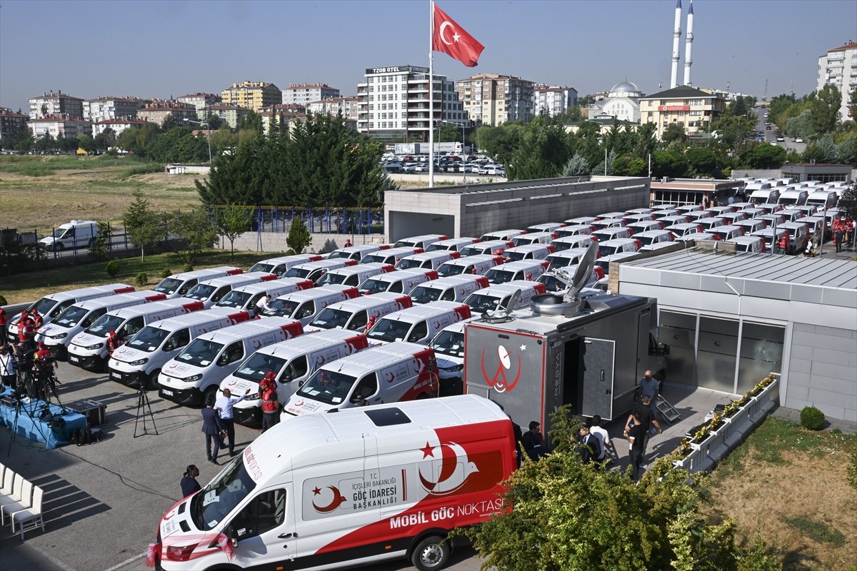 İçişleri Bakanı Ali Yerlikaya, Göç İdaresi Başkanlığında düzenlenen "Mobil Göç Aracı Hizmete Alım...