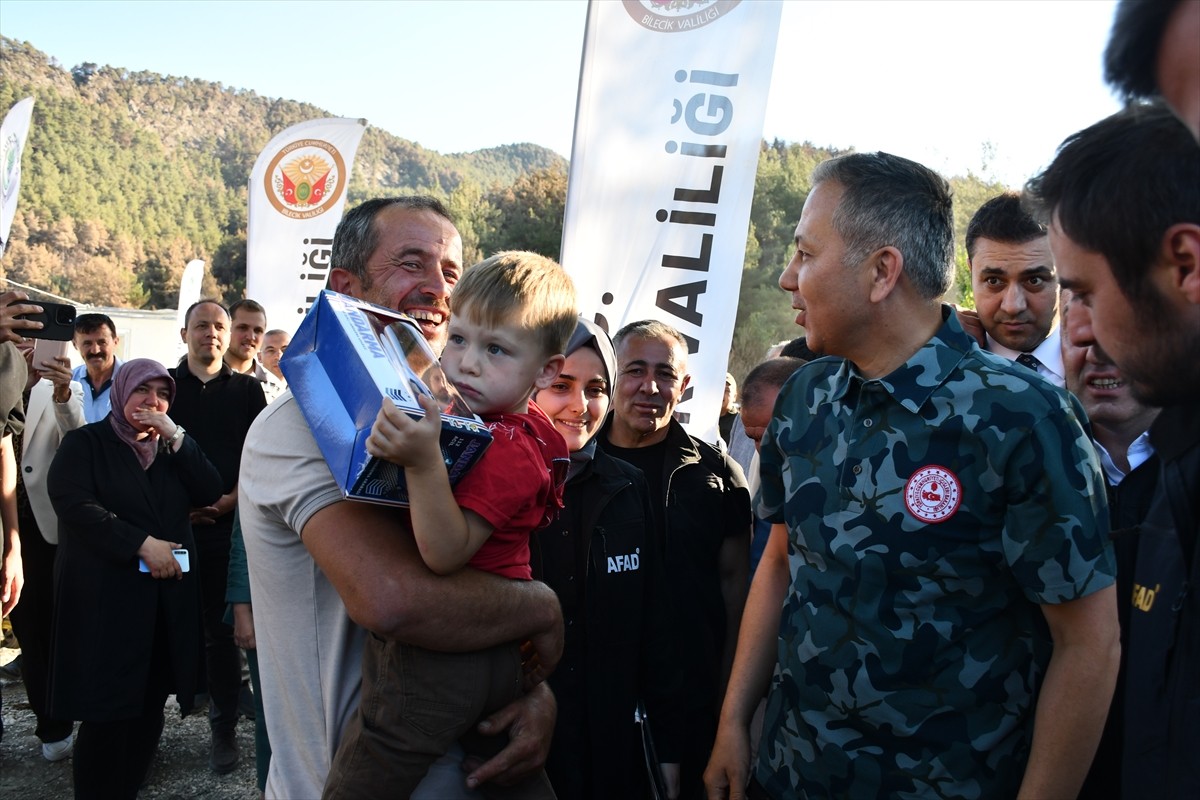 İçişleri Bakanı Ali Yerlikaya, orman yangınlarından etkilenen Bilecik'in Osmaneli ilçesi...