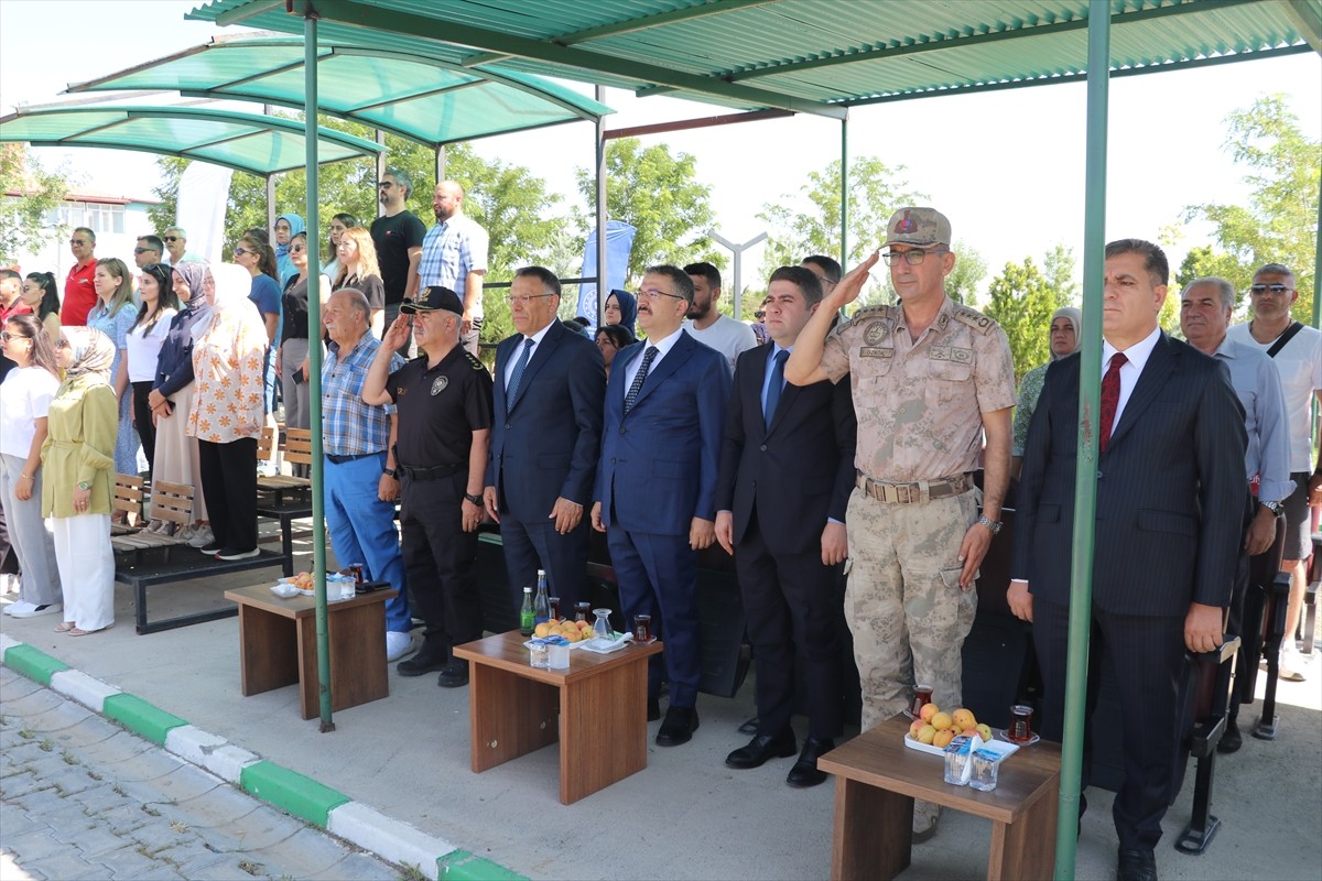 Iğdır'da bu yıl 5'incisi düzenlenen Alagöz Holding Kayısı Cup Tenis Turnuvası, 54 şehirden 210...