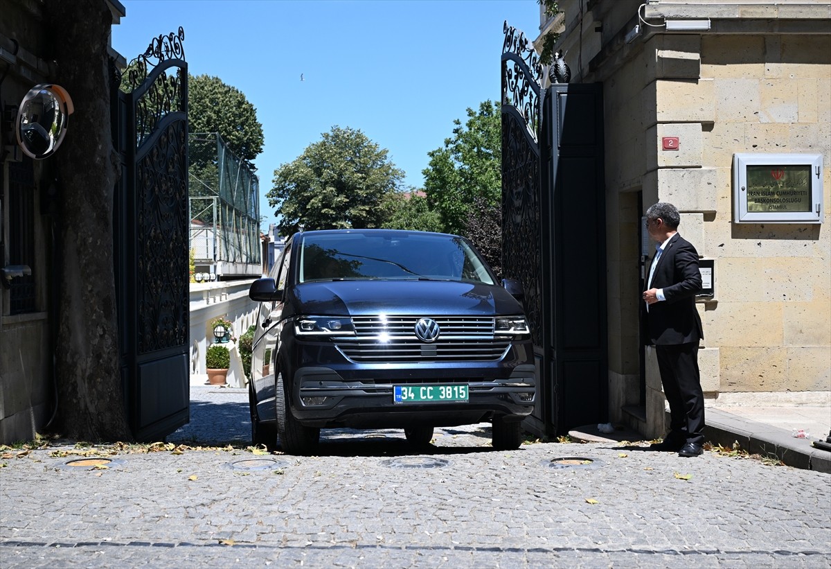 İran ile İngiltere, Fransa ve Almanya arasında, nükleer faaliyetlerine ilişkin İstanbul'da...