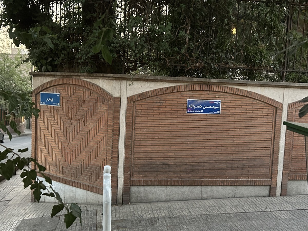 İran’ın başkenti Tahran’daki "Halid İslambuli Caddesi"nin tabelası, Tahran Belediye Meclisi'nin 15...