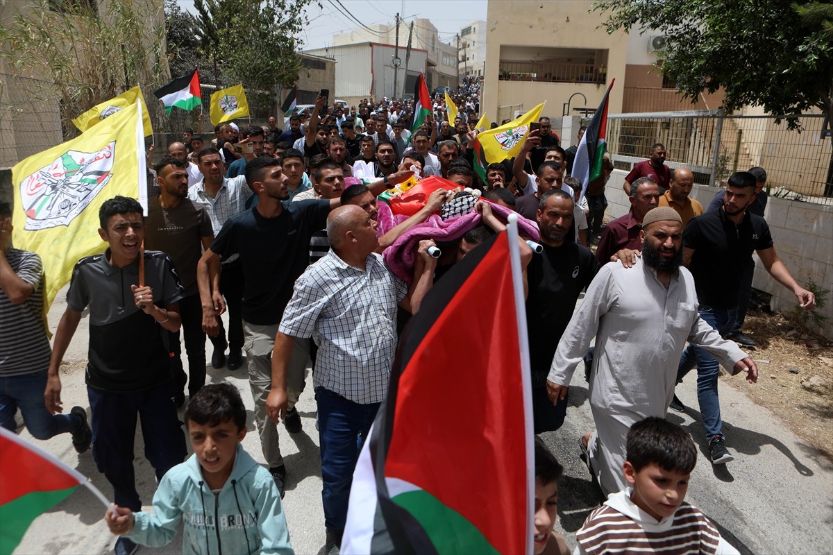 İşgal altındaki Batı Şeria'da İsrail askerlerince vurularak hayatını kaybeden 16 yaşındaki Emced...