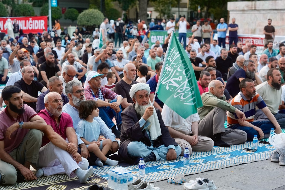 İslami Dayanışma Platformu öncülüğünde Saraçhane Parkı'nda "Katliama alışma Gazze'yi unutma"...