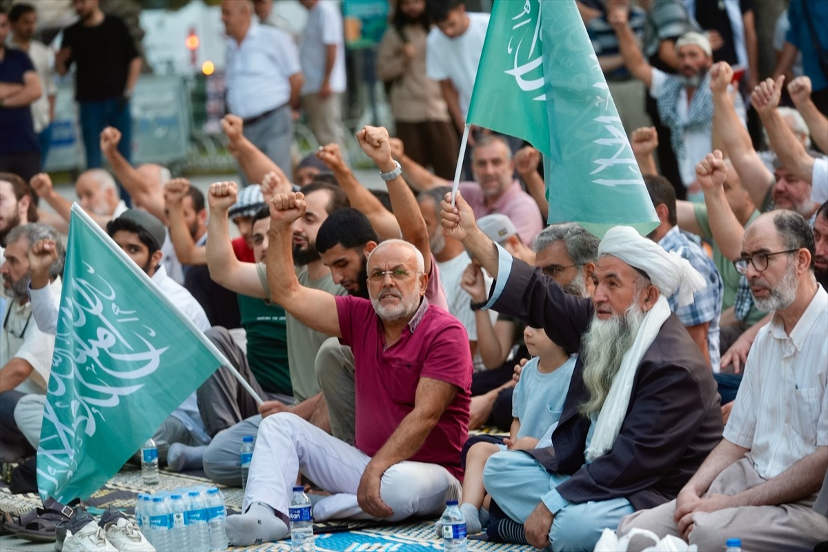 İslami Dayanışma Platformu öncülüğünde Saraçhane Parkı'nda "Katliama alışma Gazze'yi unutma"...