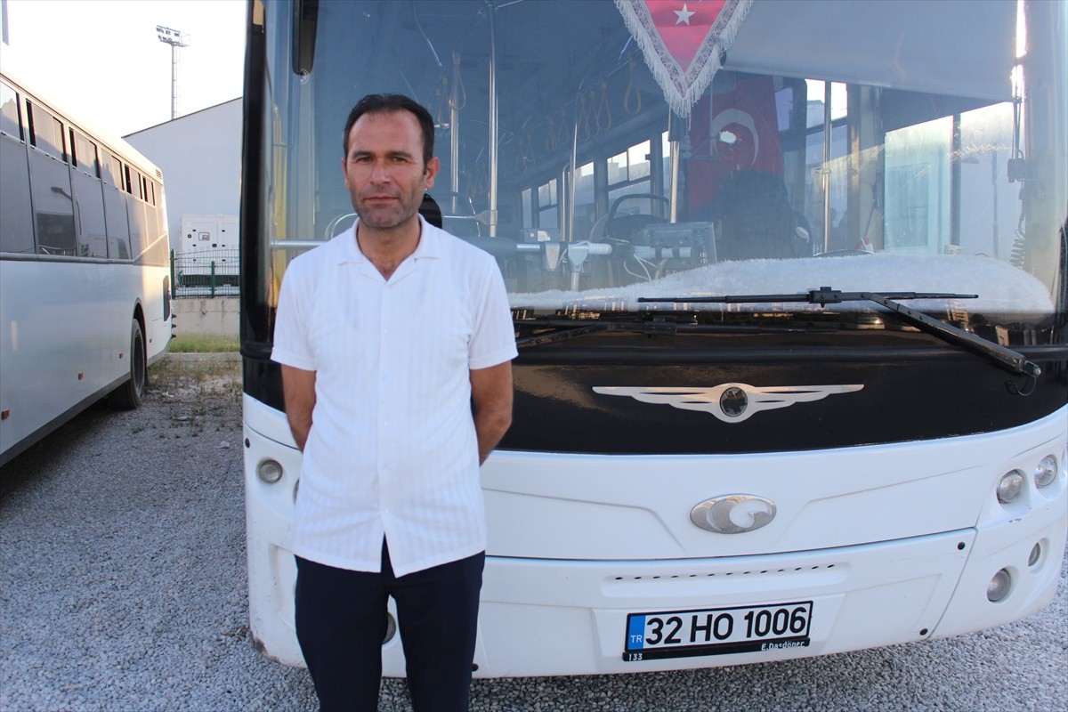 Isparta'da seyir halindeki halk otobüsünde yediği cips nefes borusuna kaçan 2 yaşındaki çocuk...