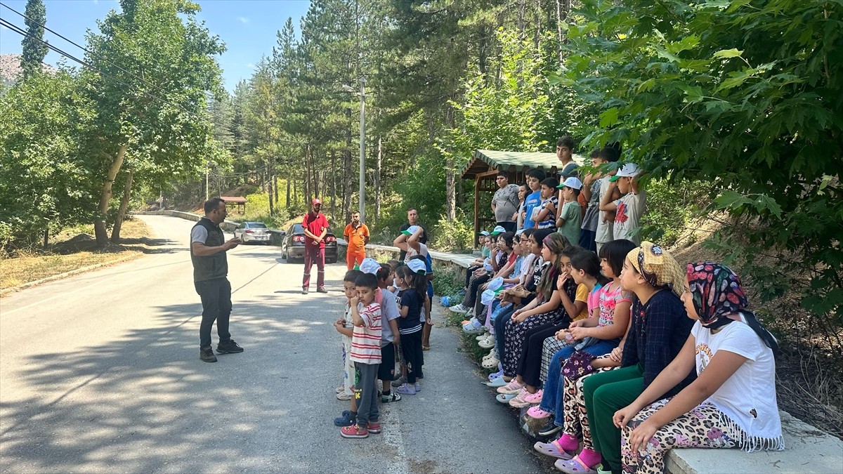 Isparta'nın Aksu ilçesinde yaz Kur'an kursuna giden çocuklara, ormanlık alandaki yangınların...