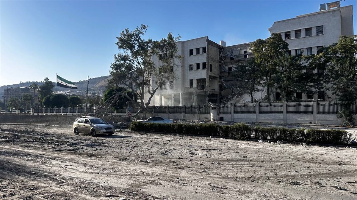 İsrail savaş uçakları Suriye'nin başkenti Şam'da Genelkurmay Başkanlığı binasına yeni hava...