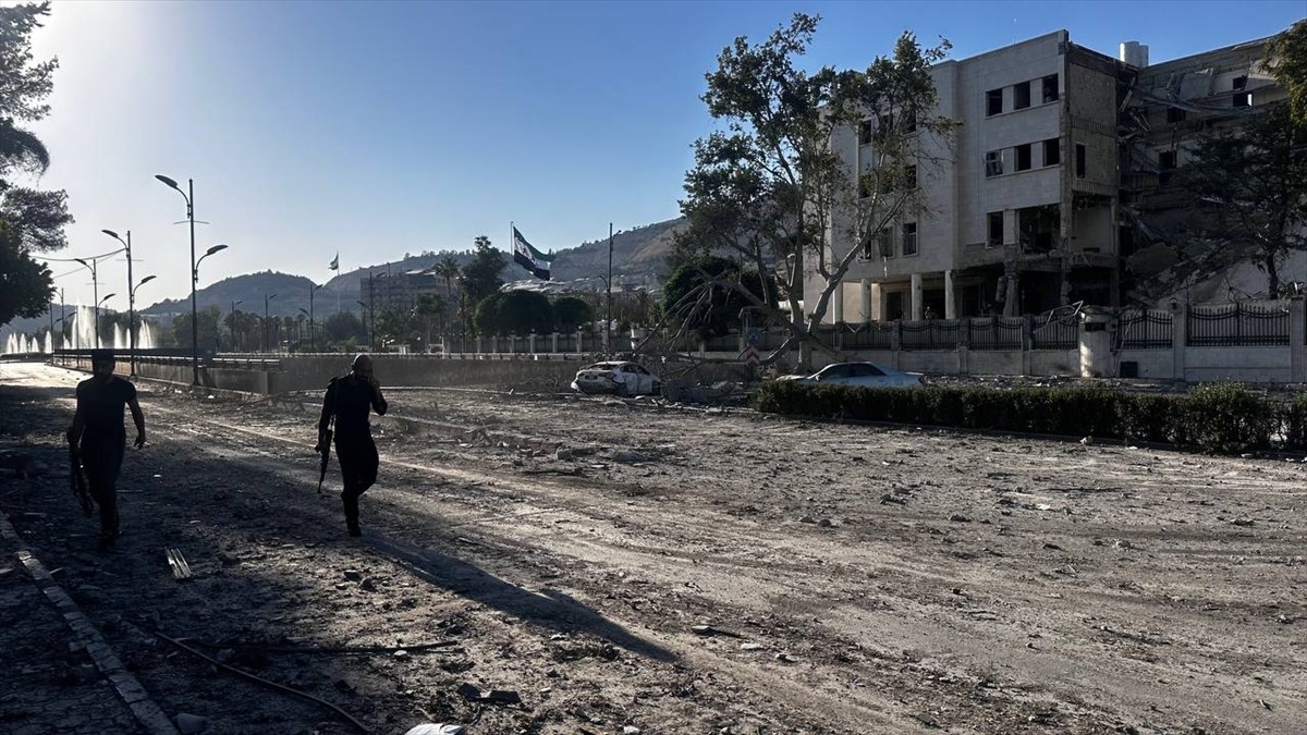 İsrail savaş uçakları Suriye'nin başkenti Şam'da Genelkurmay Başkanlığı binasına yeni hava...