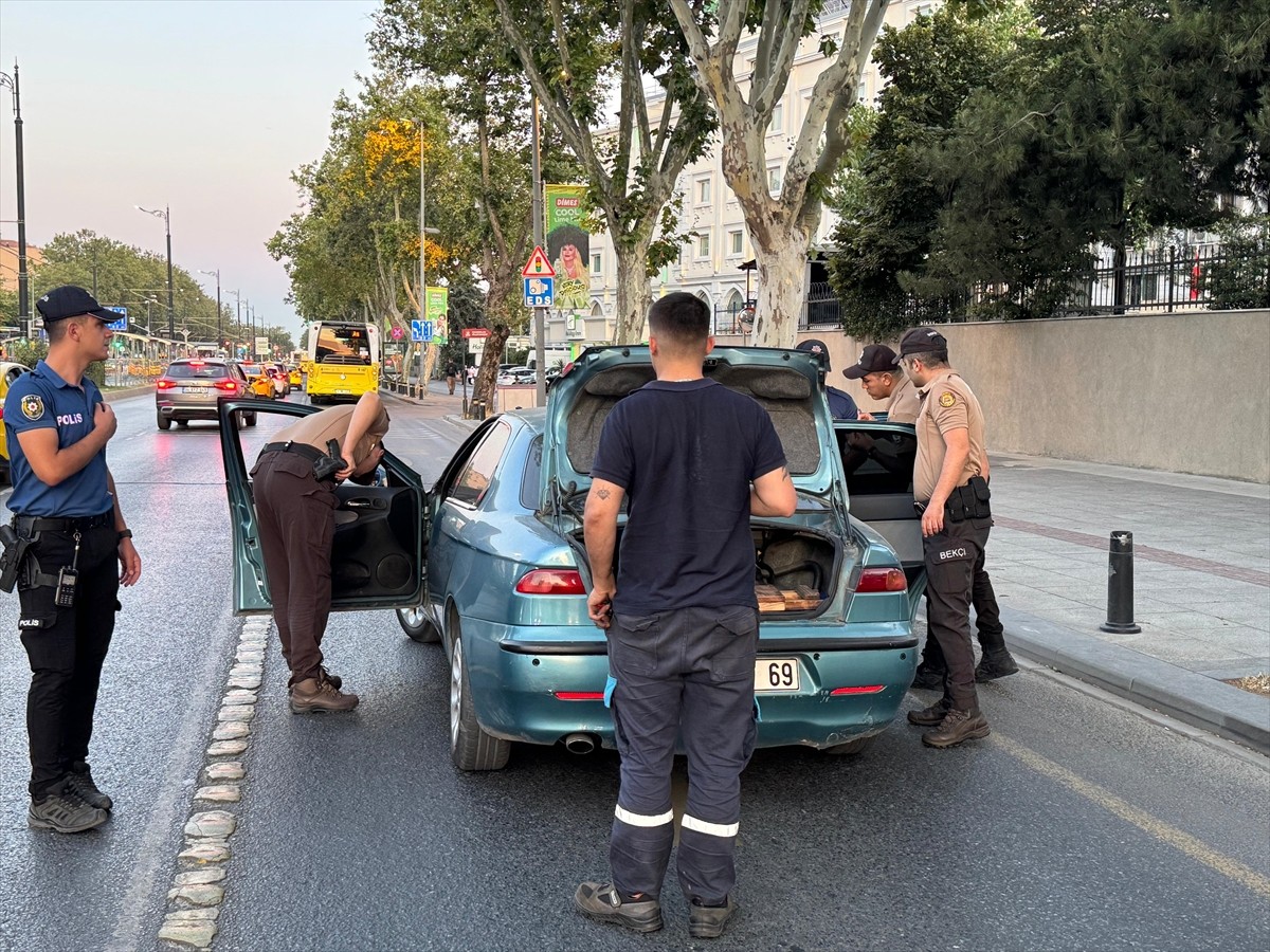 İstanbul'da polis ekipleri, kent genelinde helikopter destekli "huzur" uygulaması yaptı. Fatih...