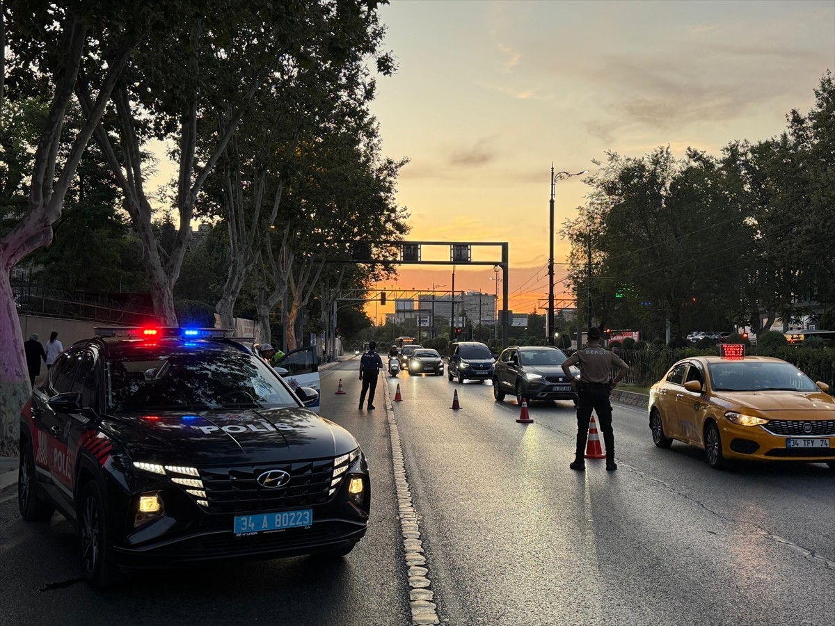 İstanbul'da polis ekipleri, kent genelinde helikopter destekli "huzur" uygulaması yaptı. Fatih...