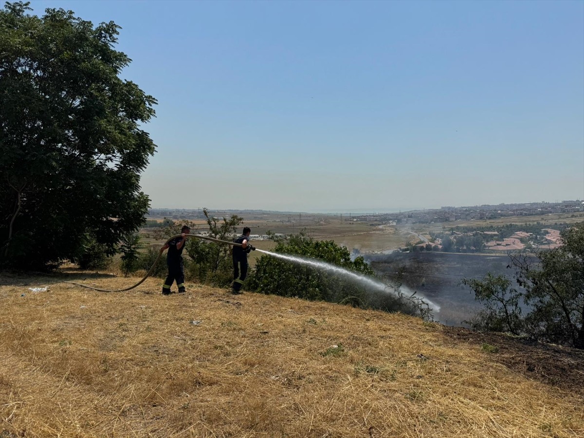 İstanbul'da, TEM Otoyolunun Bahçeşehir mevkisinde otluk alanda çıkan yangın itfaiye ekiplerince...