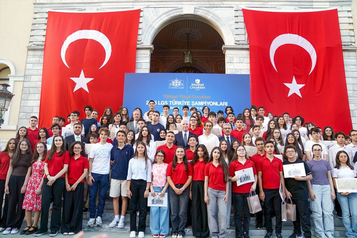 İstanbul'da Valiliğin bahçesinde, kent genelinde LGS sınavından 500 tam puan alan öğrenciler...