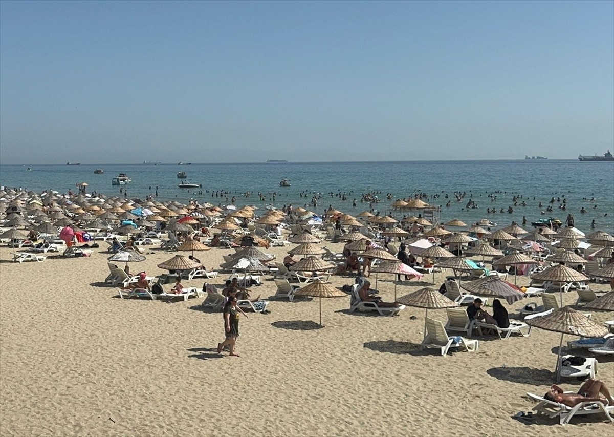 İstanbul'da yaşayanlar, sıcak hava nedeniyle sahiller, plajlar ve parklarda serinlemeye çalıştı....