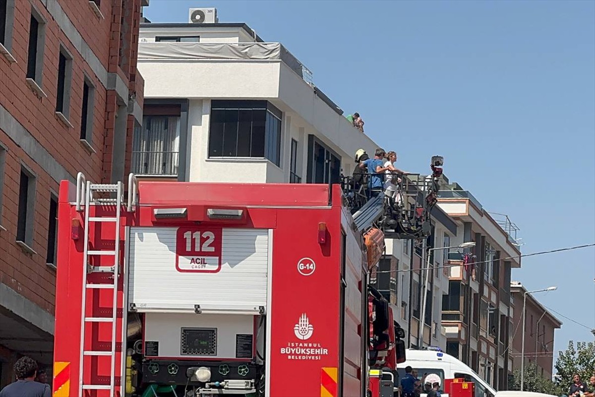 İstanbul'un Avcılar ilçesinde bir apartmanda çıkan yangında, biri ağır 3 kişi yaralandı.