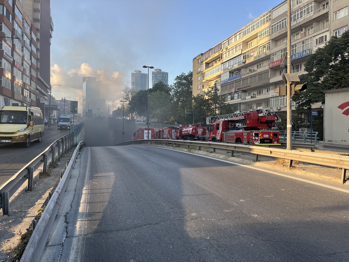 İstanbul'un Beşiktaş' ilçesindeki alt geçitte özel halk otobüsünde çıkan yangın, itfaiye...