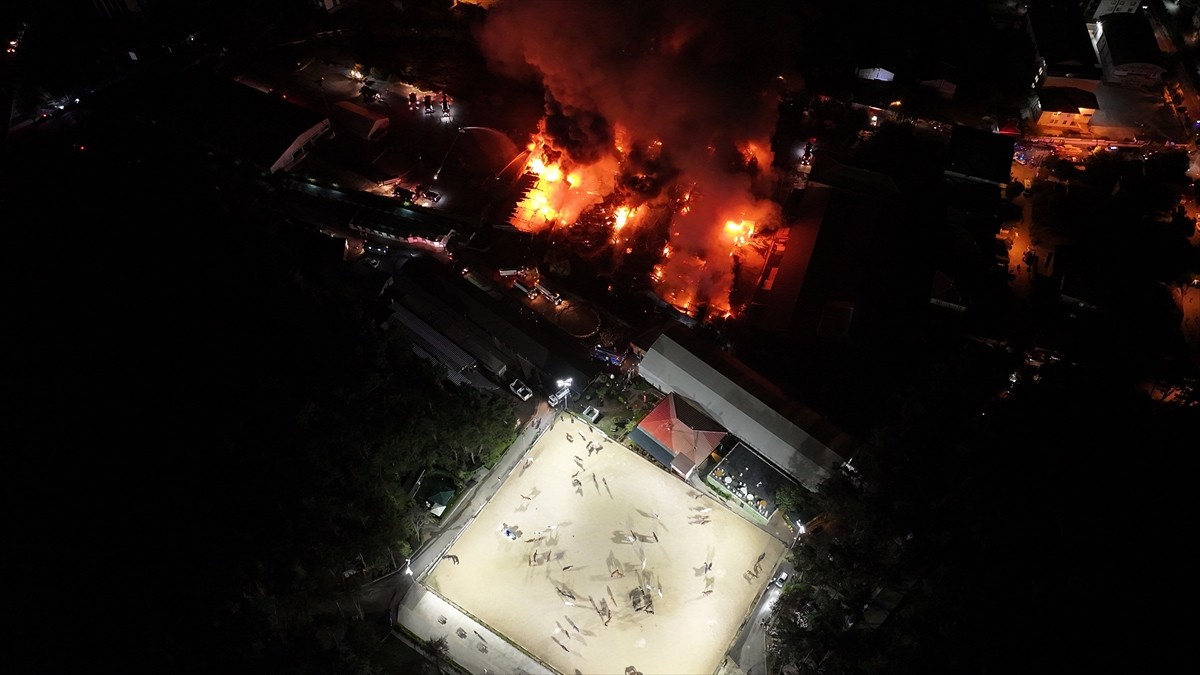 İstanbul'un Çekmeköy ilçesinde sünger fabrikasında çıkan yangına itfaiye ekiplerince müdahale...