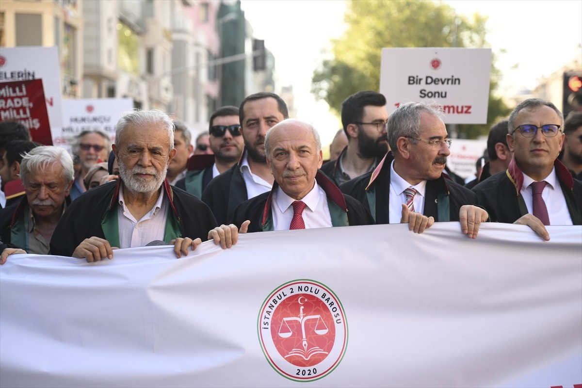 İstanbul 2 Nolu Barosu avukatları, Fetullahçı Terör Örgütü'nün (FETÖ) 15 Temmuz 2016'daki darbe...