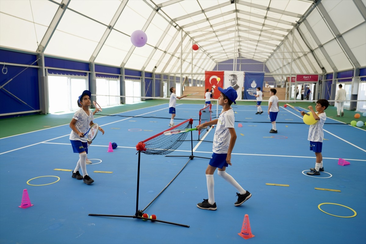 İstanbul Büyükşehir Belediyesince (İBB) yenilenen Sancaktepe'deki Safa Tepesi Spor Tesisi yeniden...