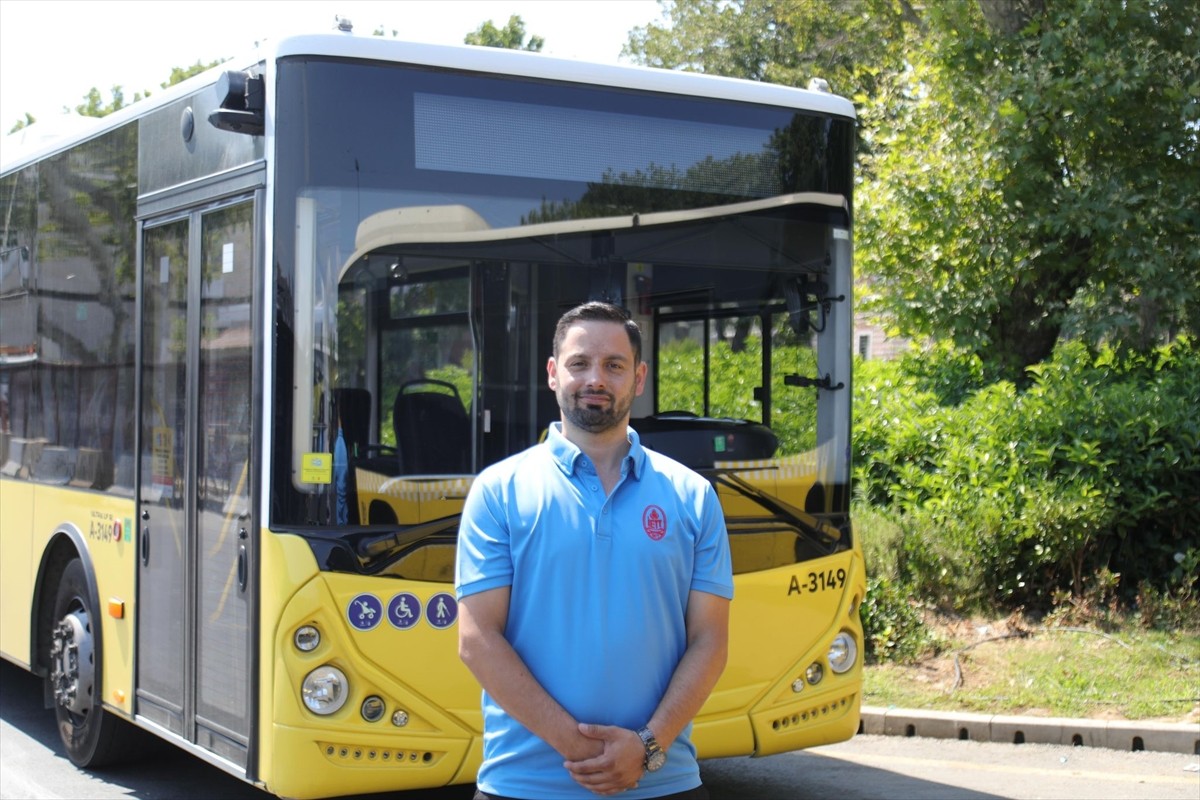 İstanbul Büyükşehir Belediyesine (İBB) bağlı İETT şoförünün, seferi sırasında yandığını gördüğü...